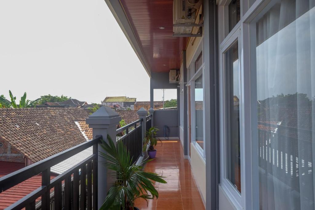 Balkón nebo terasa v ubytování Sans Hotel Kumbang Yogyakarta by RedDoorz