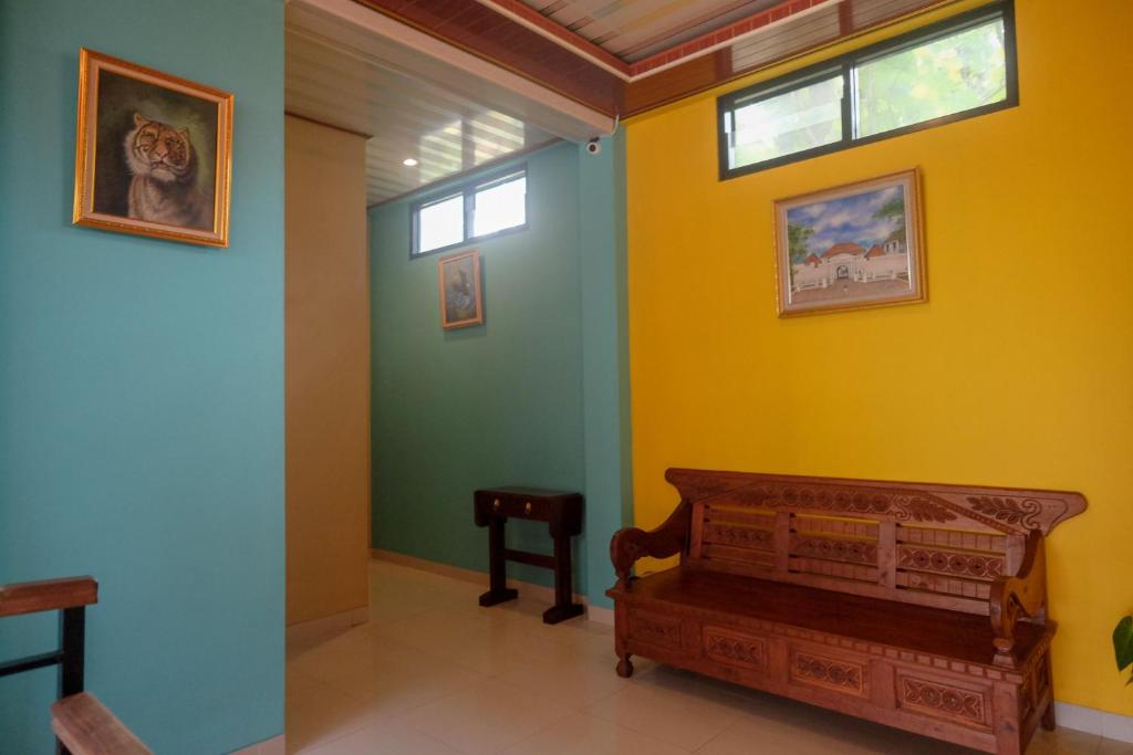 Posezení v ubytování Sans Hotel Kumbang Yogyakarta by RedDoorz