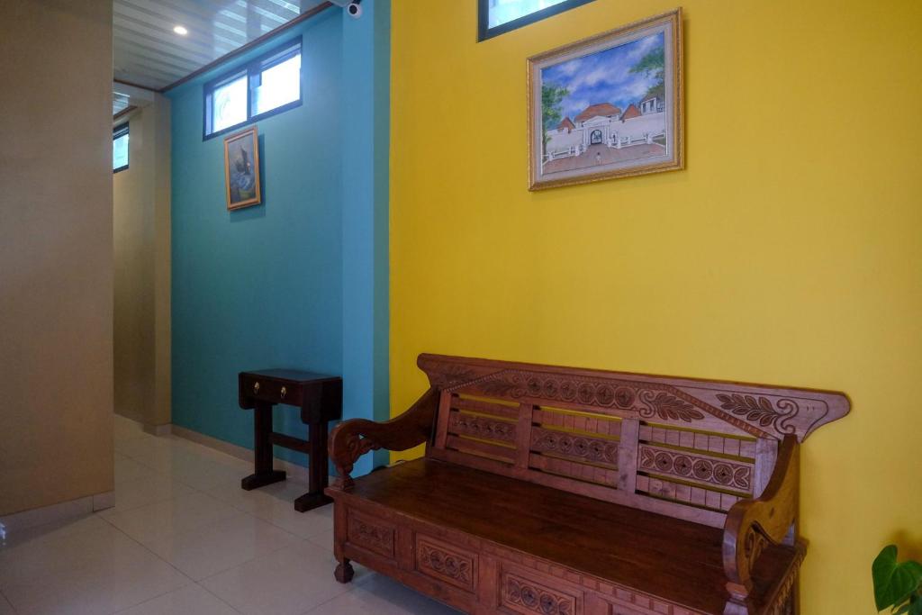 Posezení v ubytování Sans Hotel Kumbang Yogyakarta by RedDoorz
