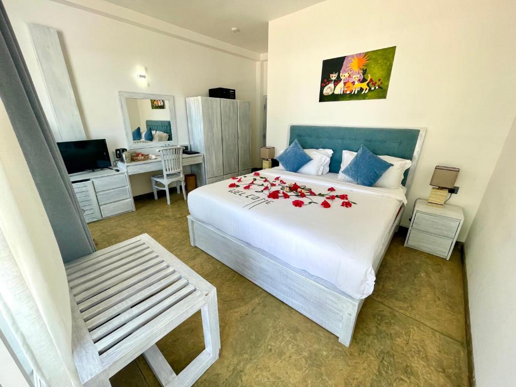 Postel nebo postele na pokoji v ubytování Smeralda Beach Hotel Dikwella