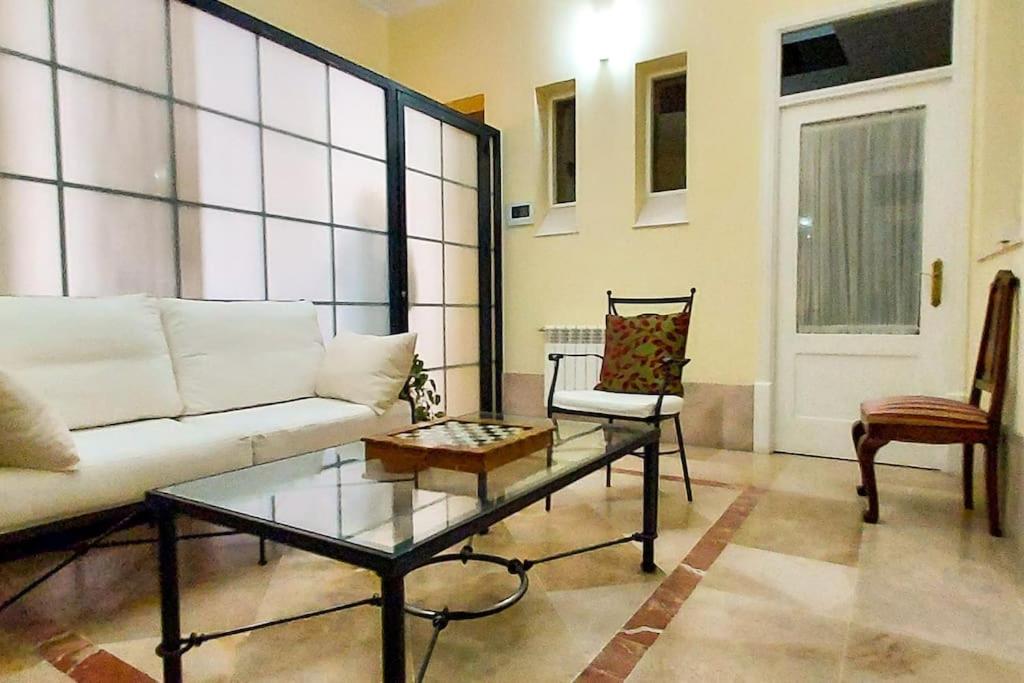 a living room with a couch and a coffee table at Apartamento con Encanto próximo Alameda Hercules in Seville