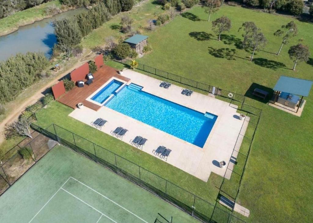Bazén v ubytování Couple's Luxury Resort Spa Retreat nebo v jeho okolí