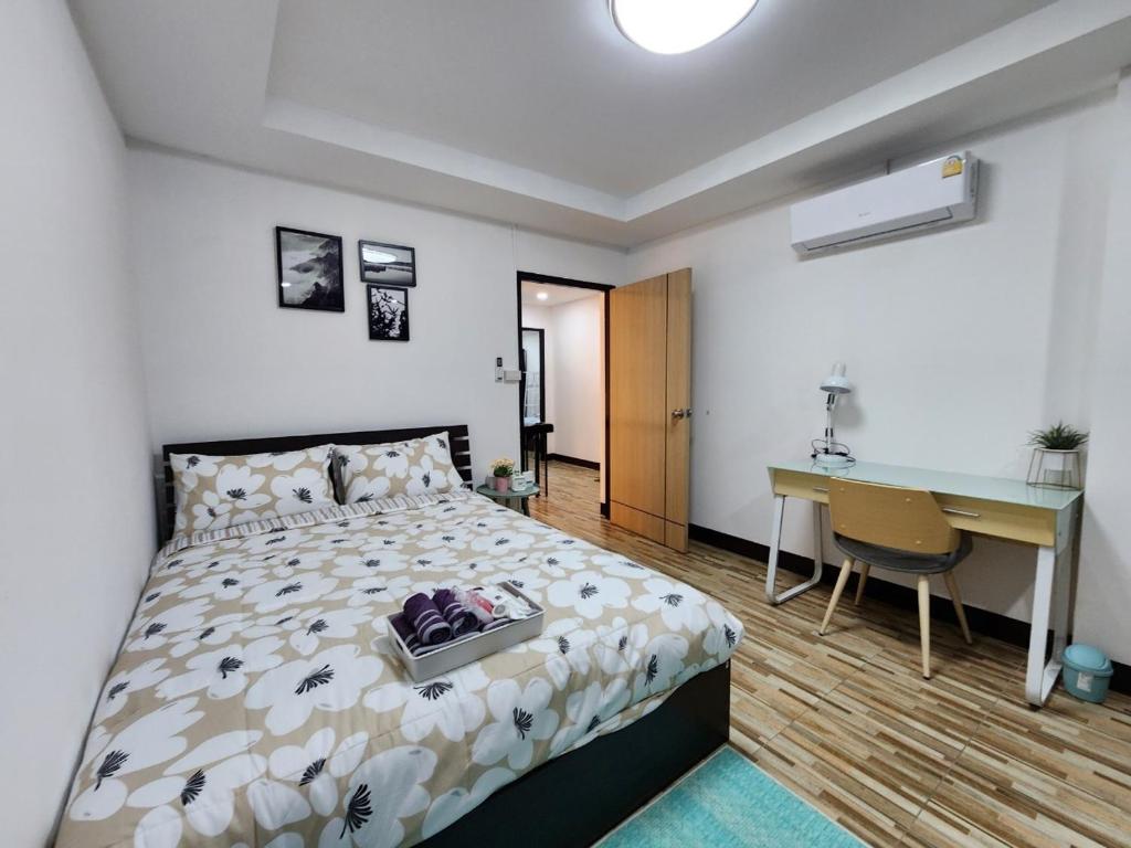 Un dormitorio con una cama y un escritorio y un escritorio. en Boxsoon nimman 8 # 3beds 2bahts, en Chiang Mai