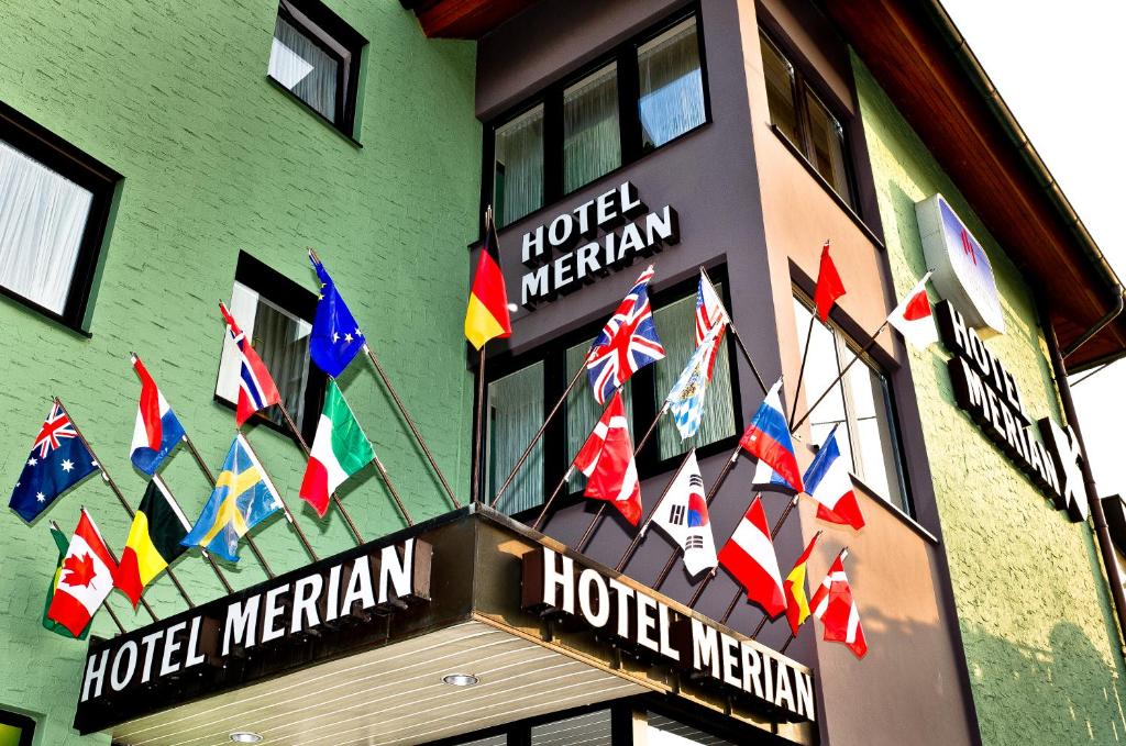 een hotel merlin met vlaggen van verschillende landen bij Hotel Merian Rothenburg in Rothenburg ob der Tauber