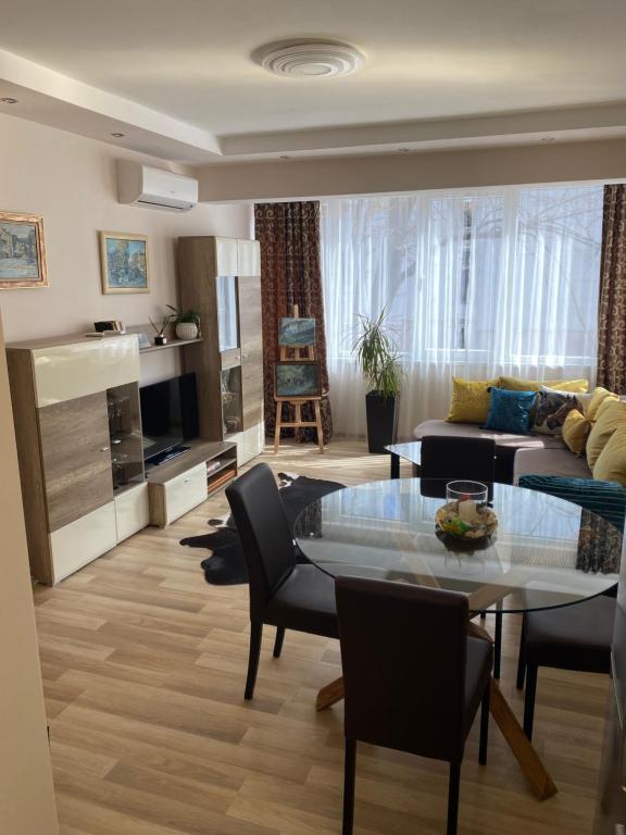 ein Wohnzimmer mit einem Tisch und einem Sofa in der Unterkunft Luxury family apartament in Burgas City