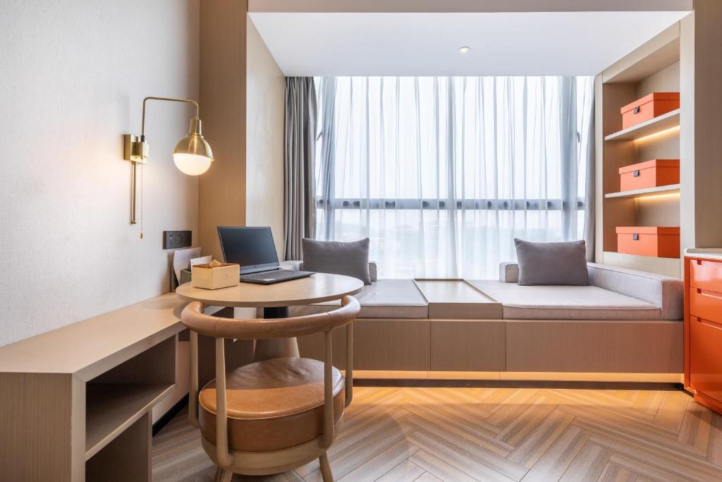 Posezení v ubytování Guangzhou Baiyun Airport MeHood Liz Hotel Free Shuttle Bus To Airport