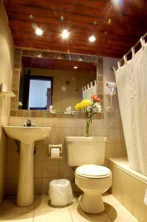 Koupelna v ubytování Kituandes Hotel