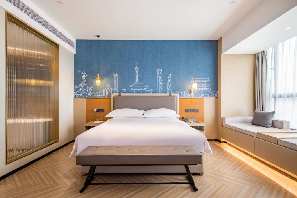 Postel nebo postele na pokoji v ubytování Guangzhou Baiyun Airport MeHood Liz Hotel Free Shuttle Bus To Airport