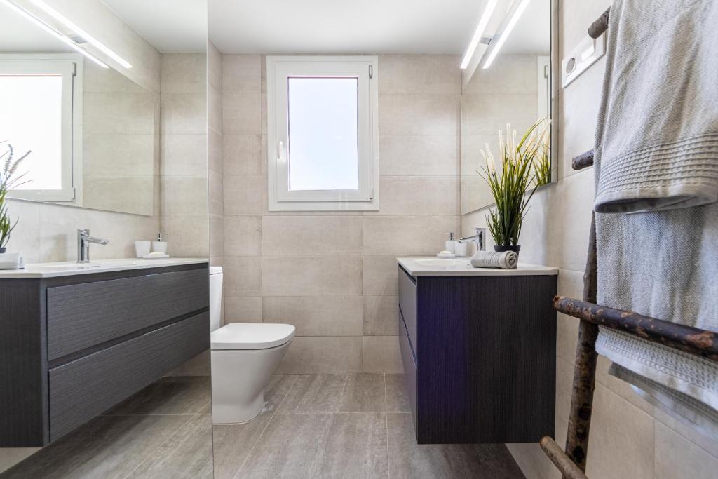 A bathroom at BOOOOM Apartment Salou Beach