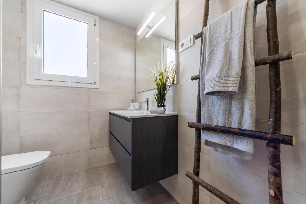 A bathroom at BOOOOM Apartment Salou Beach