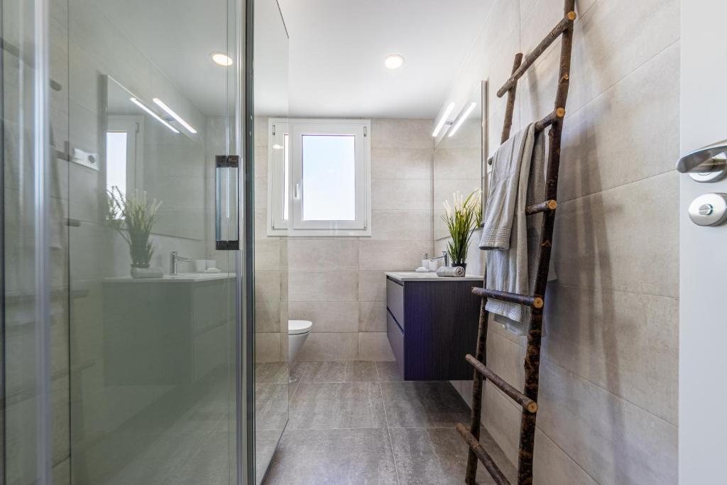 A bathroom at BOOOOM Apartment Salou Beach
