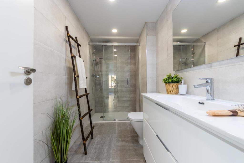A bathroom at BOOOOM Apartment Salou Beach
