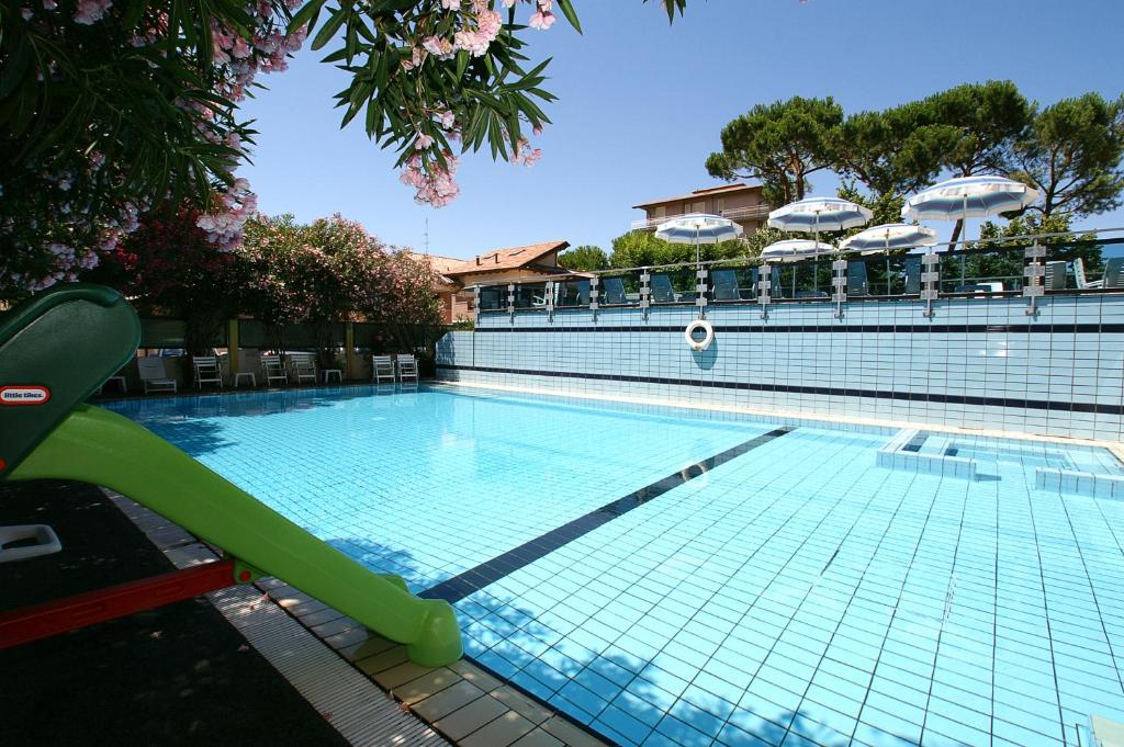 Bazén v ubytování Hotel Antares nebo v jeho okolí