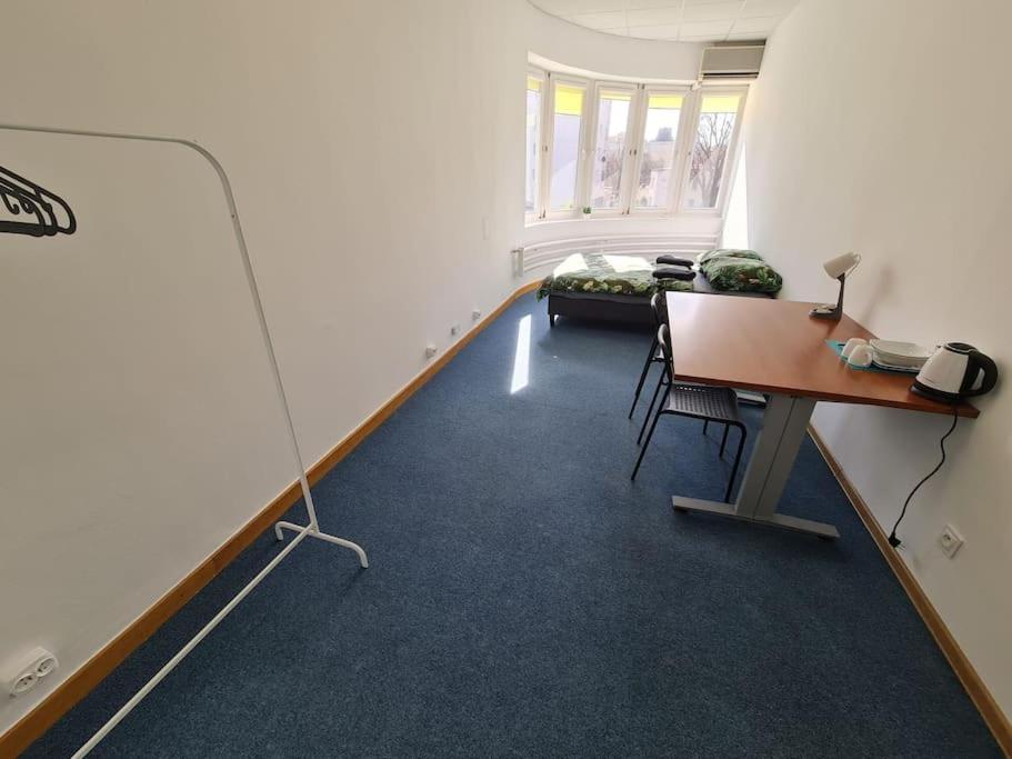Habitación con escritorio y habitación con sofá en Fantastic Mokotow - FMG Pokoj L, en Varsovia