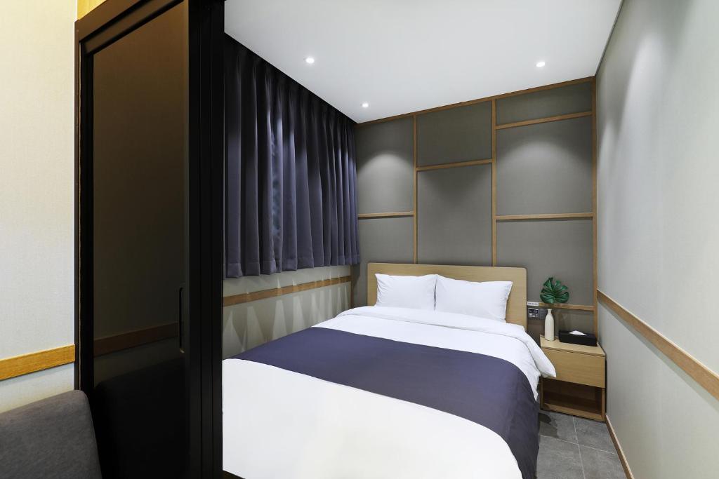 The Stay Classic Hotel Myeongdongにあるベッド