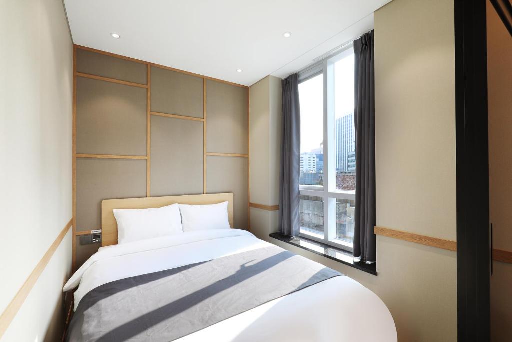 The Stay Classic Hotel Myeongdongにあるベッド