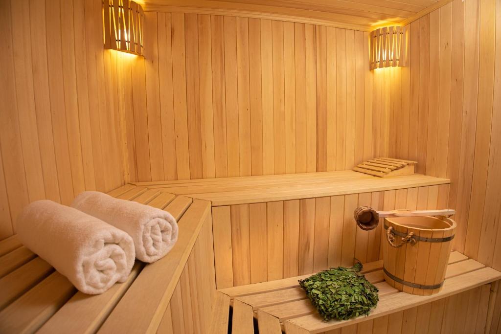 una sauna con dos toallas y un cubo. en Alaska Resort en Tsaghkadzor