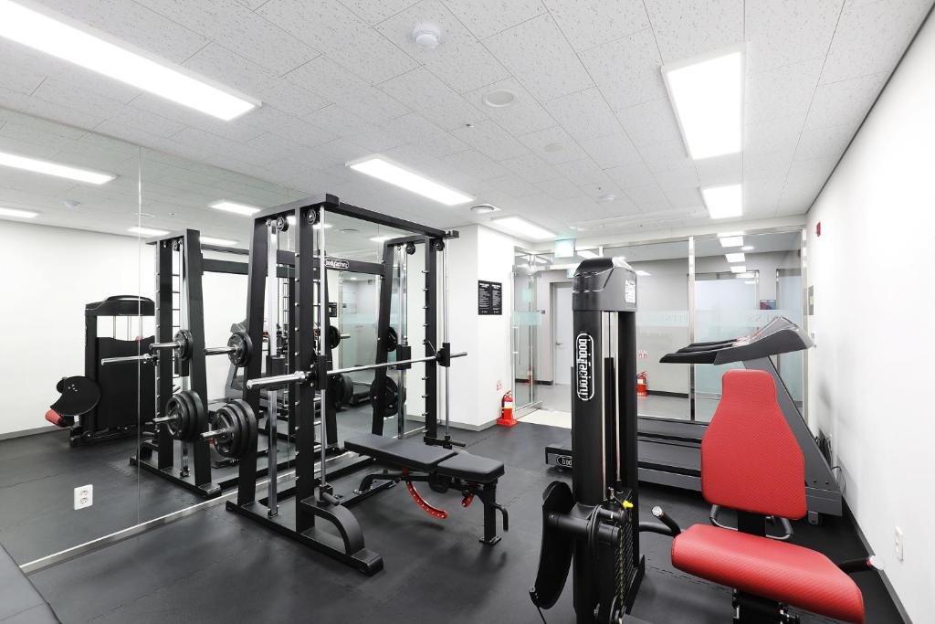 The Stay Classic Hotel Myeongdongにあるフィットネスセンターまたはフィットネス設備