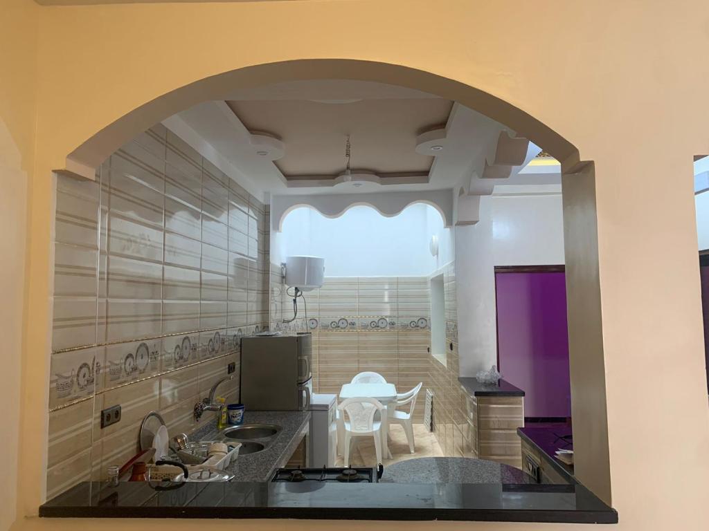 - une cuisine avec un évier et une table dans l'établissement la perle rare de Sidi Ifni, à Sidi Ifni