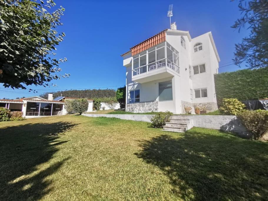 ニグランにあるMonteferro, Nigrán, chalet con fincaの芝生の庭のある大きな白い家