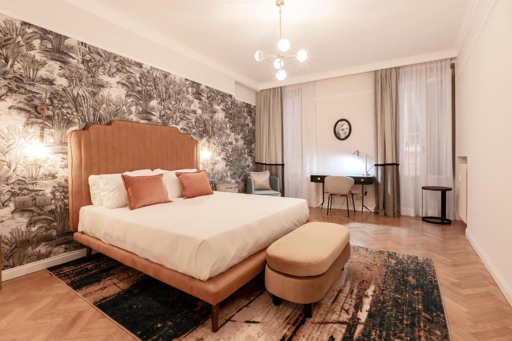 1 dormitorio con 1 cama grande y escritorio en Be Mate Piazza Navona, en Roma