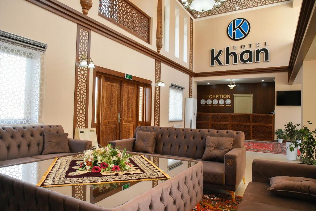 um hall de entrada com sofás e uma mesa numa loja em Khan Hotel Samarkand em Samarkand