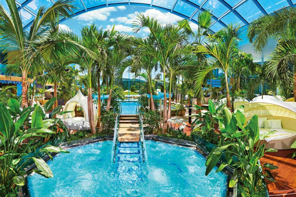 Bazén v ubytování B und B Titisee Hotel Sonnenmatte nahe Badeparadies nebo v jeho okolí