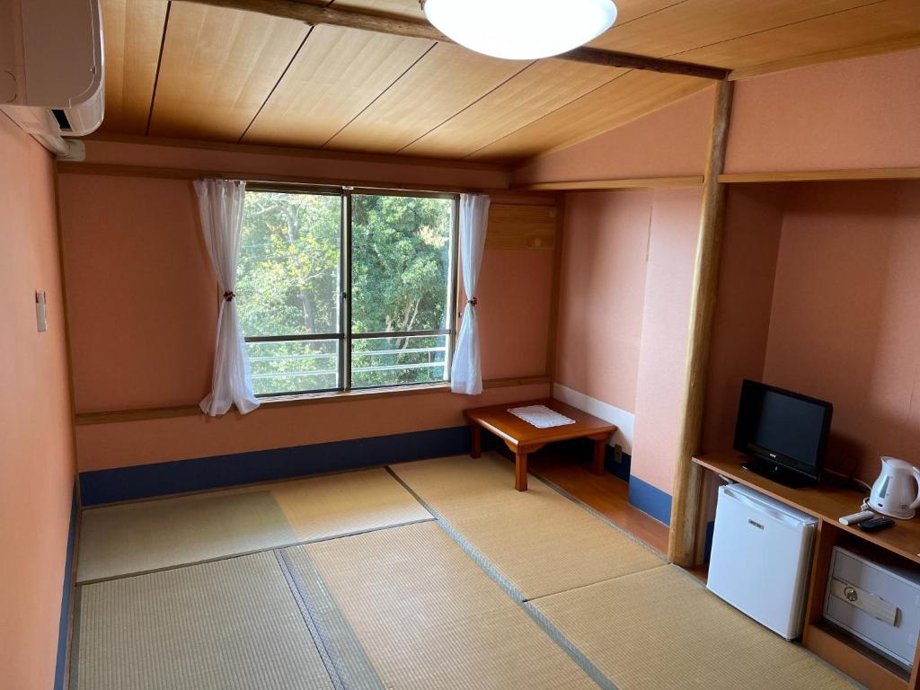 pusty pokój z oknem i telewizorem w obiekcie Izu One Club - Vacation STAY 10377v w mieście Futo