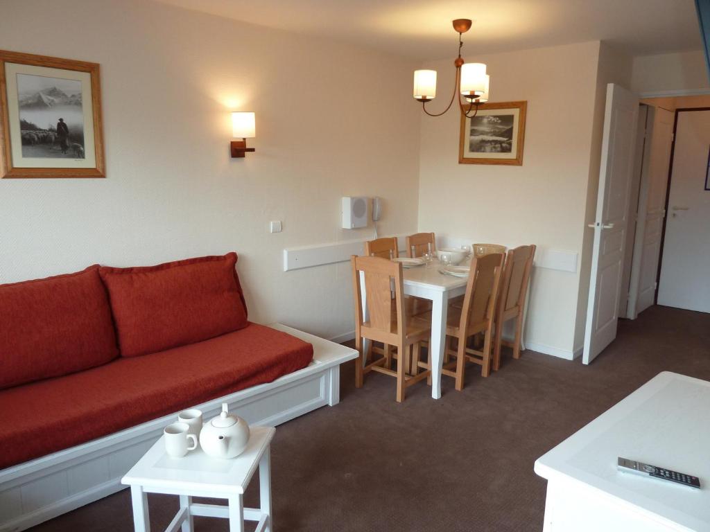 un salon avec un canapé et une table dans l'établissement Agréable 2 pièces avec balcon et accès skis aux pieds, quartier calme - FR-1-634-22, à Avoriaz