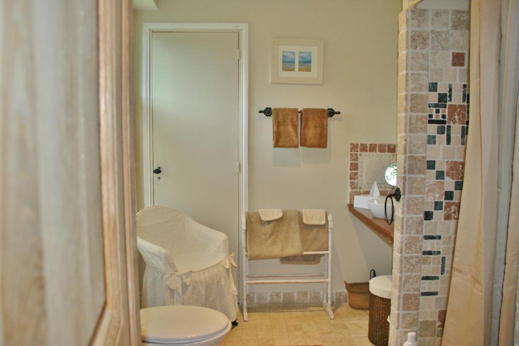 a bathroom with a toilet and a shower at Aux Rives de Honfleur in Berville-sur-Mer