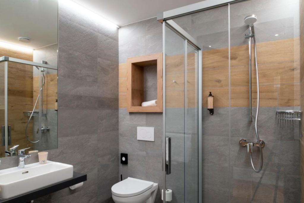 Koupelna v ubytování Boutique hôtel Corbetta - SPA 60m2 - La montagne à 5 minutes de l'autoroute A12 aux Paccots sur Montreux - NOUVEAU Loft familial - Profitez du Lac Léman et des montagnes en même temps