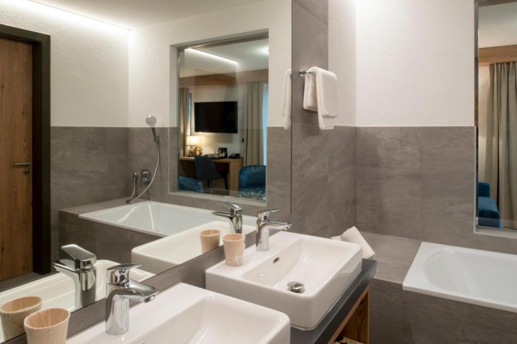 Koupelna v ubytování Boutique hôtel Corbetta - SPA 60m2 - La montagne à 5 minutes de l'autoroute A12 aux Paccots sur Montreux - NOUVEAU Loft familial - Profitez du Lac Léman et des montagnes en même temps