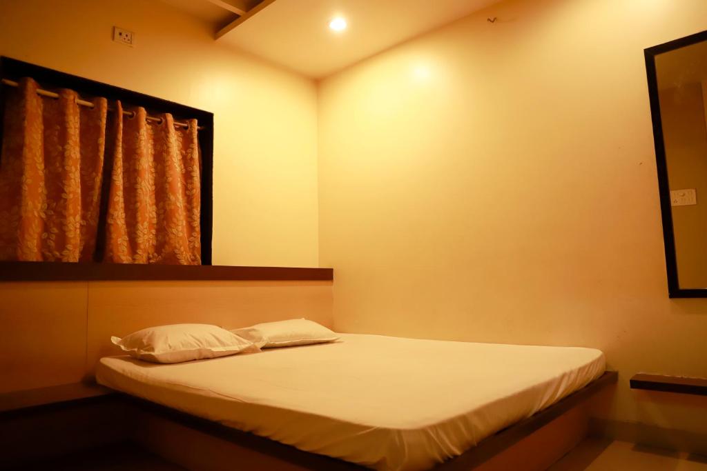 Postel nebo postele na pokoji v ubytování Hotel Sachin