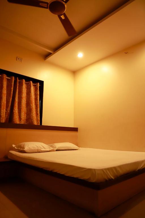 Postel nebo postele na pokoji v ubytování Hotel Sachin