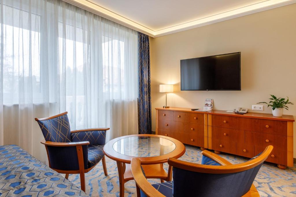 Televízia a/alebo spoločenská miestnosť v ubytovaní Palace Hotel Hévíz