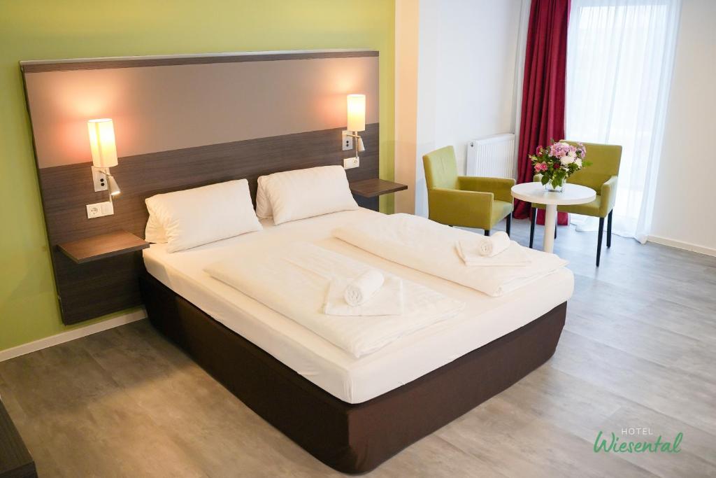 ein Schlafzimmer mit einem großen Bett in einem Zimmer in der Unterkunft Hotel Wiesental in Meckenbeuren