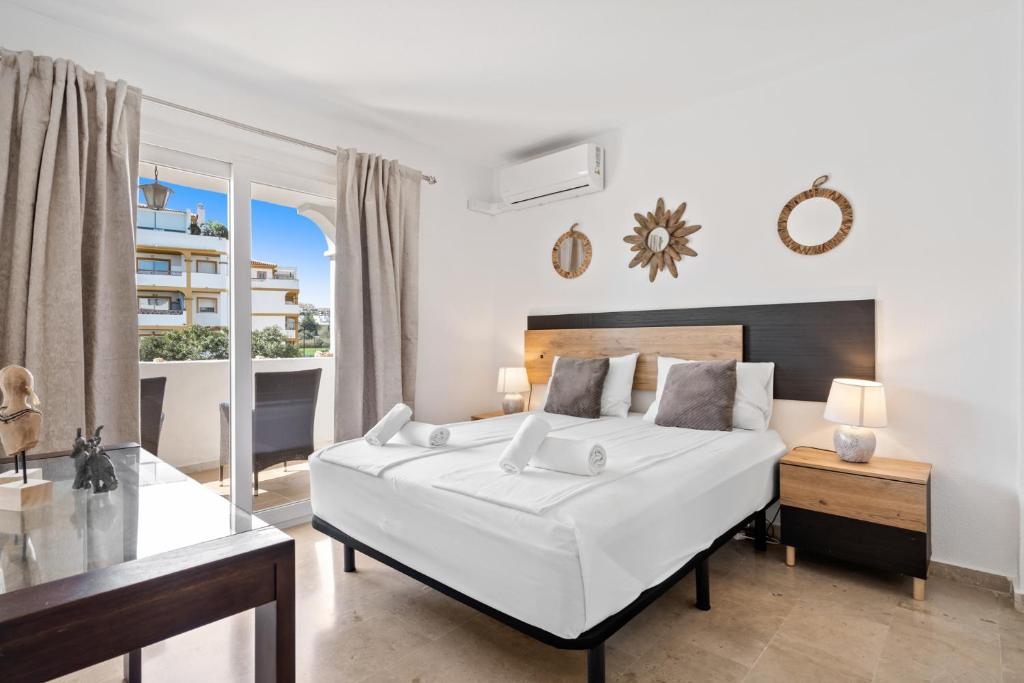 Postel nebo postele na pokoji v ubytování Golfers paradise apartment Mijas Golf by Costarentals - Ref 198