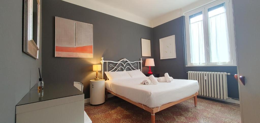 um quarto com uma cama branca e uma janela em BnButler - Aselli, 14 - Comodo e Luminoso em Milão