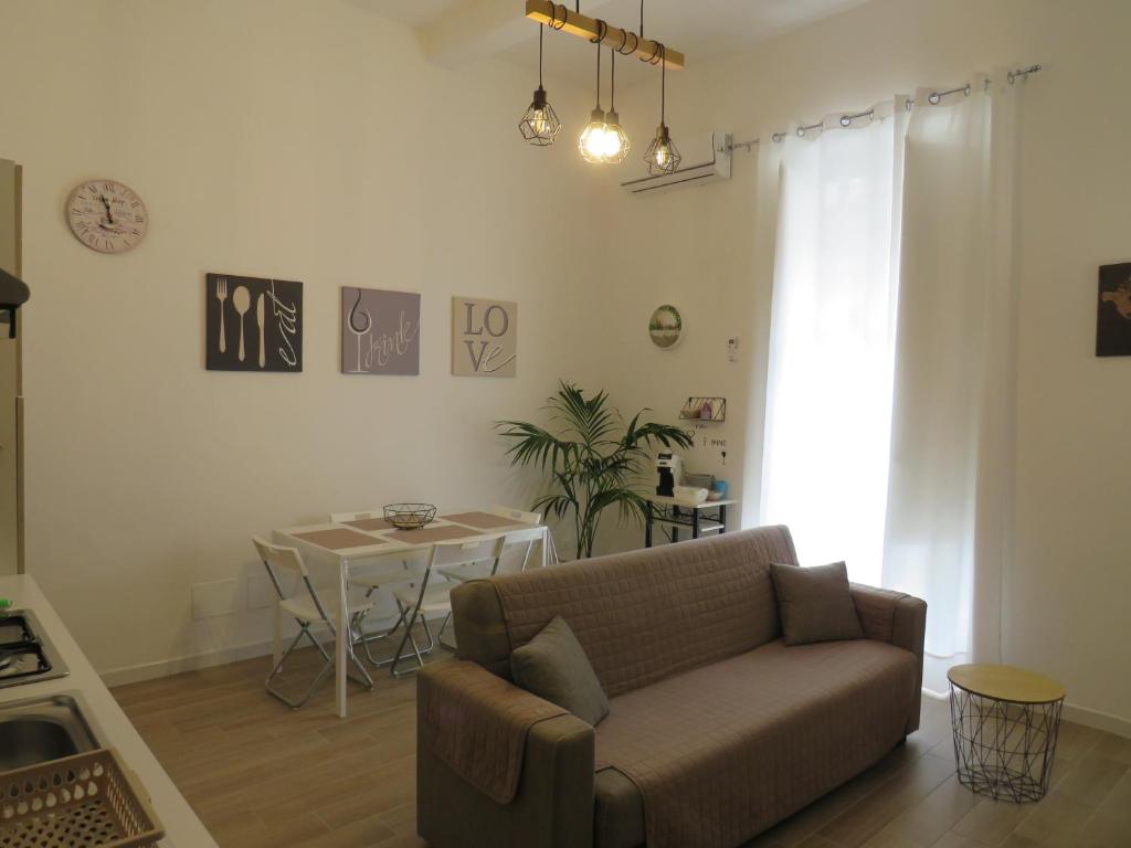 salon z kanapą i stołem w obiekcie TRISOLE Palermo w mieście Palermo