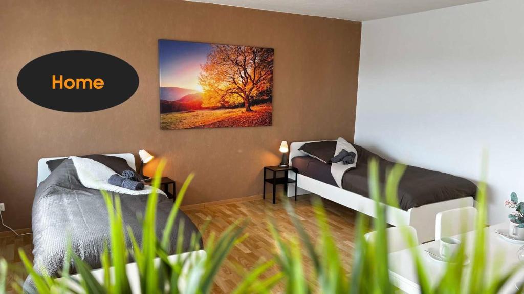 um quarto com duas camas e uma foto de uma árvore em Work & Stay Apartments in Bad Laer em Bad Laer