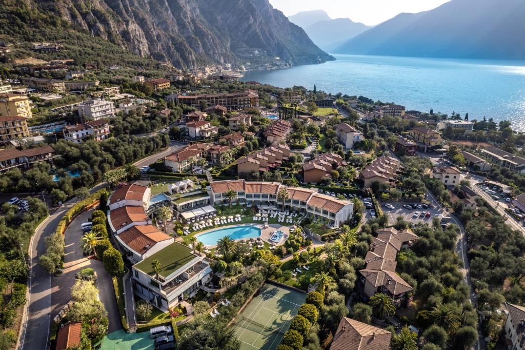 una vista aerea di un resort vicino a una cassa d'acqua di Park Hotel Imperial a Limone sul Garda