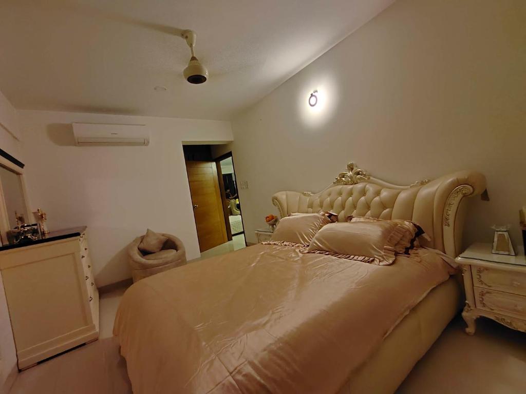 ein Schlafzimmer mit einem großen Bett in einem Zimmer in der Unterkunft Hibiscus Apartments in Dhaka
