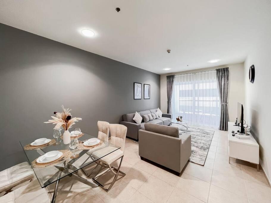 Posezení v ubytování StoneTree - Elite Residence 1 BR - Near Dubai Tram
