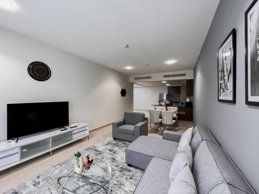 TV a/nebo společenská místnost v ubytování StoneTree - Elite Residence 1 BR - Near Dubai Tram