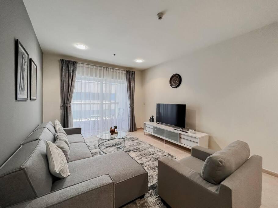 TV a/nebo společenská místnost v ubytování StoneTree - Elite Residence 1 BR - Near Dubai Tram