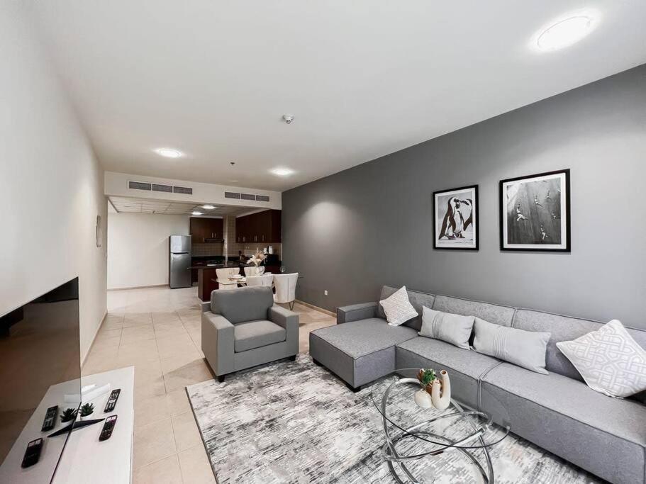 Posezení v ubytování StoneTree - Elite Residence 1 BR - Near Dubai Tram