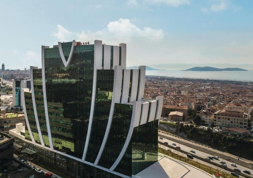 Elite World Grand Istanbul Küçükyalı في إسطنبول: مبنى طويل مطل على مدينة