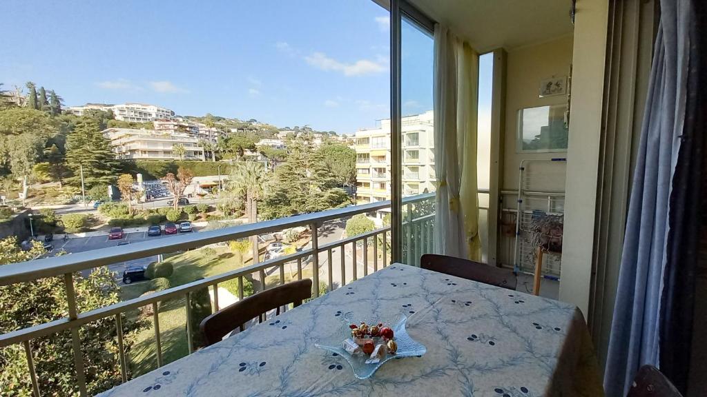 une table sur un balcon avec vue sur une ville dans l'établissement Trident D, à Cannes