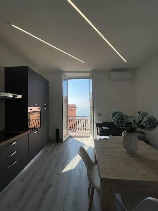 een woonkamer met een tafel en uitzicht op de oceaan bij Appartamento Il cielo in una stanza- Vista Mare! in Nettuno