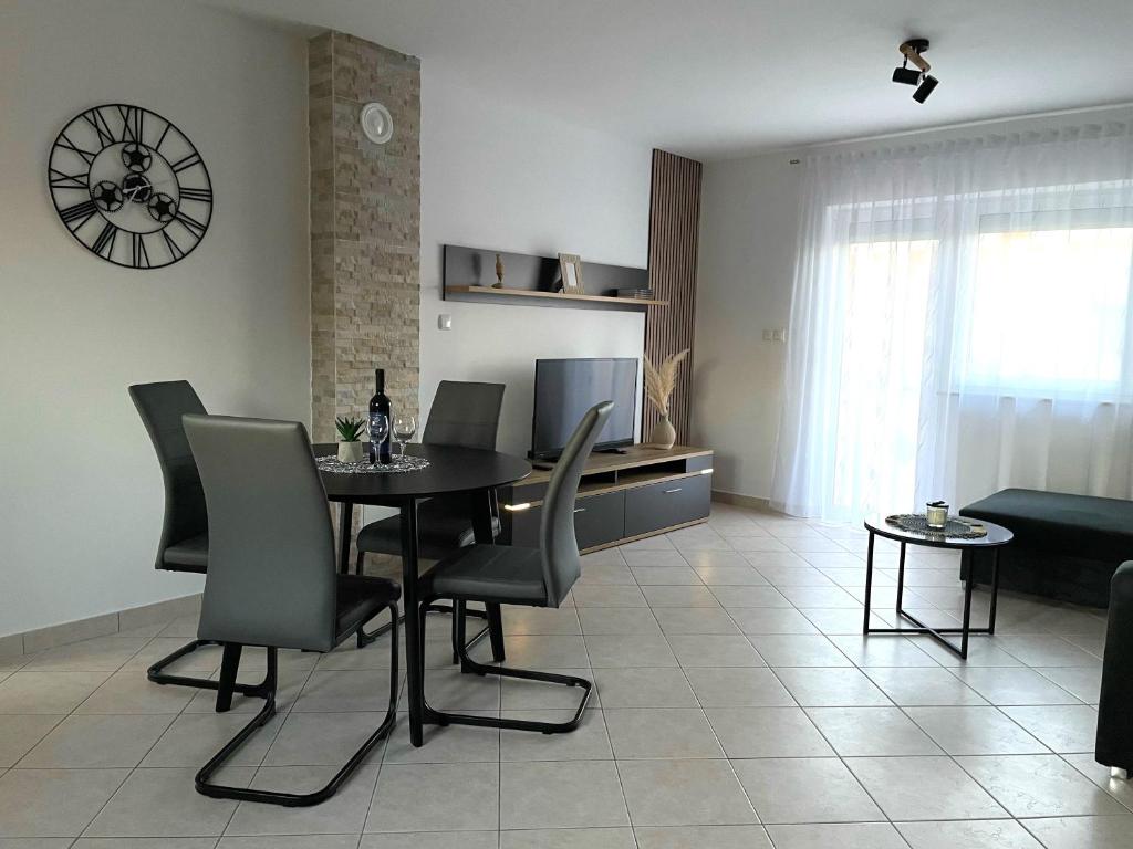 TV a/nebo společenská místnost v ubytování Apartments Elvira